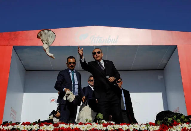 Turkish President Tayyip Erdogan throws gifts to his supporters during a rally for the upcoming local elections, in Istanbul, Turkey on March 24, 2019. (Photo by Umit Bektas/Reuters)