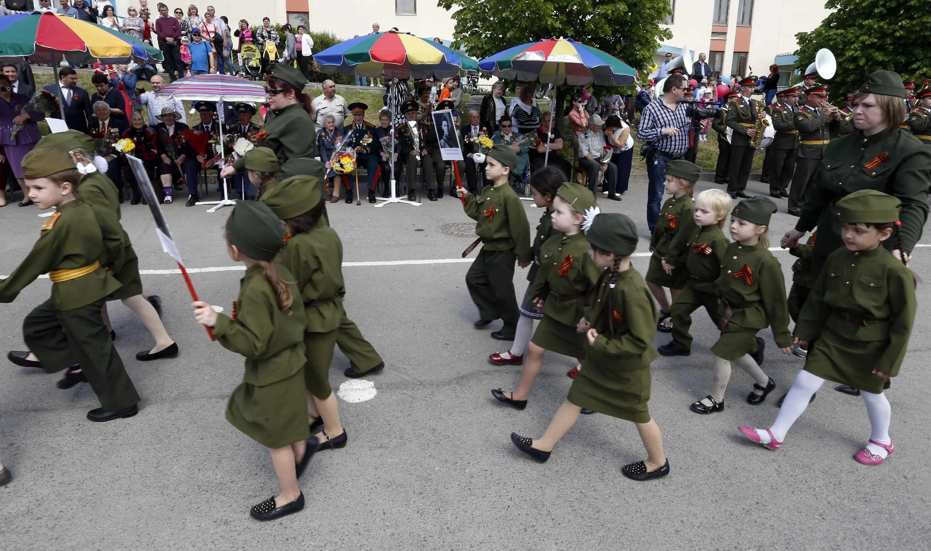 Парад 9 мая дети. Дети в военной форме. Детский военный парад. Детский парад Победы. Дети на параде.