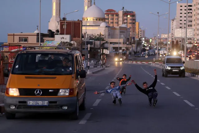 Palestinian boys of Gaza skating Team rollerblade on a street in Gaza City March 8, 2019. (Photo by Mohammed Salem/Reuters)