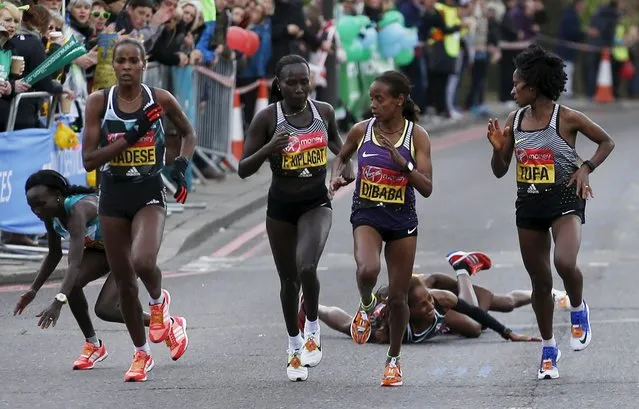 From left, Feyse Tadese of Ethi­o­pia, Florence Kiplagat of Kenya, Mare Dibaba of Ethi­o­pia and Tigist Tufa of Ethi­o­pia run at the London Marathon on April 24, 2016 as Kenya’s Jemima Sumgong falls. (Photo by Peter Cziborra/Reuters)