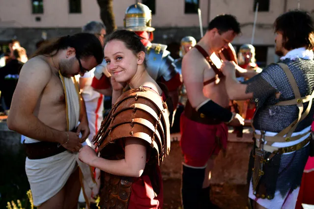 People dress-up as ancient Roman before a parade to mark the anniversary of the foundation of Rome in 753 BC, on April 23, 2017 in Rome, Italy. (Photo by Alberto Pizzoli/AFP Photo)