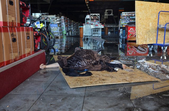 The body of a person killed by a Russian military strike is seen at a compound of a household shopping mat, amid Russia's attack on Ukraine, in Kherson, Ukraine on May 3, 2023. (Photo by Ivan Antypenko/Reuters)