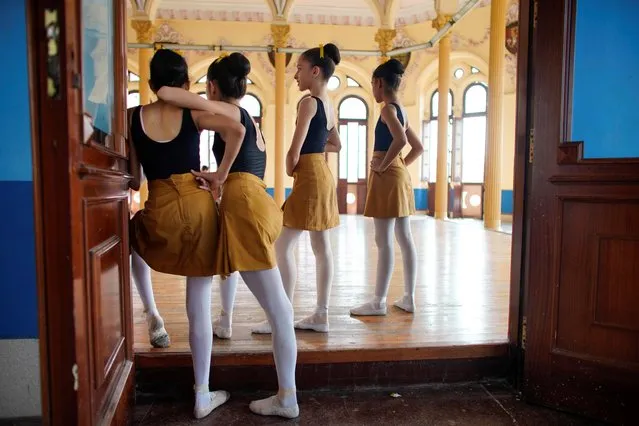 Students watch a class at the National Ballet School in Havana, Cuba, October 17, 2019. (Photo by Alexandre Meneghini/Reuters)