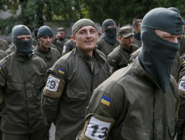 New volunteers for the Ukrainian interior ministry's “Azov” battalion prepare to take part in tests before heading to frontlines in eastern Ukraine, at the battalion's training centre in Kiev, Ukraine, August 14, 2015. (Photo by Gleb Garanich/Reuters)
