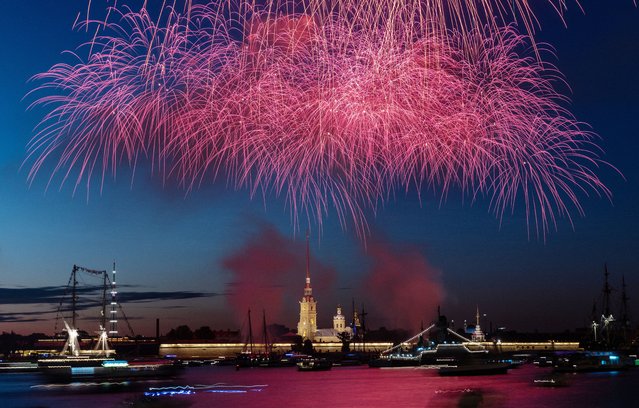 Fireworks explode over the Peter and Paul fortress and Neva river during Navy Day celebrations in Saint Petersburg, Russia on July 31, 2022. (Photo by Maxim Shemetov/Reuters)