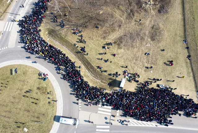 An aerial picture taken with a drone shows Ukrainian citizens queue at the Polish-Ukrainian border during the coronavirus pandemic in Korczowa, Poland, 27 March 2020. On 13 March, Poland closed its borders due to the ongoing pandemic of the COVID-19 disease caused by the SARS-CoV-2 coronavirus and has extended the measure until at least 11 April. (Photo by Darek Delmanowicz/EPA/EFE)