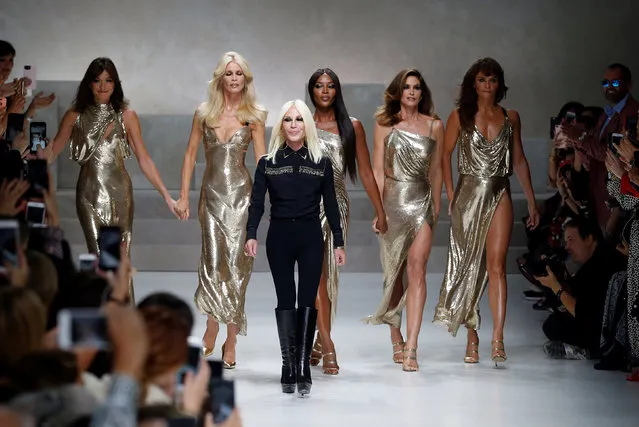 Italian designer Donatella Versace (3L) acknowledges the applause with former top models Carla Bruni (L), Claudia Schiffer, Naomi Campbell, Cindy Crawford and Helena Christensen (R) at the end of Versace Spring/Summer 2018 show at the Milan Fashion Week in Milan, Italy, September 22, 2017. (Photo by Stefano Rellandini/Reuters)