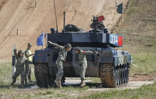 Soldiers from China on a Type 96B (ZTZ-96B) battle tank compete in an individual race during the Tank Biathlon 2022 as part of the International Army Games ARMI-2022 at the Alabino training and tactical complex outside Moscow, Russia, 17 August 2022. The event runs until 27 August. (Photo by Yuri Kochetkov/EPA/EFE)