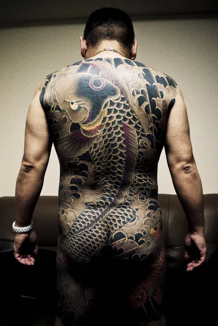 Souichirou shows his Koi tattoo – 2009. (Photo and caption by Anton Kusters)