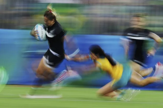 2016 Rio Olympics, Rugby, Women's Gold Medal Match Australia vs New Zealand, Deodoro Stadium, Rio de Janeiro, Brazil on August 8, 2016. Kayla McAlister (NZL) of New Zealand runs past Ellia Green (AUS) of Australia to score a try. (Photo by Phil Noble/Reuters)