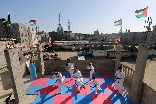 Children of Palestinian Khaled Sheikh el-Eid, a Karate instructor, attend a training session given by their father on their home rooftop, amid concerns about the spread of the coronavirus disease (COVID-19), in Rafah in the southern Gaza Strip on May 9, 2020. (Photo by Ibraheem Abu Mustafa/Reuters)
