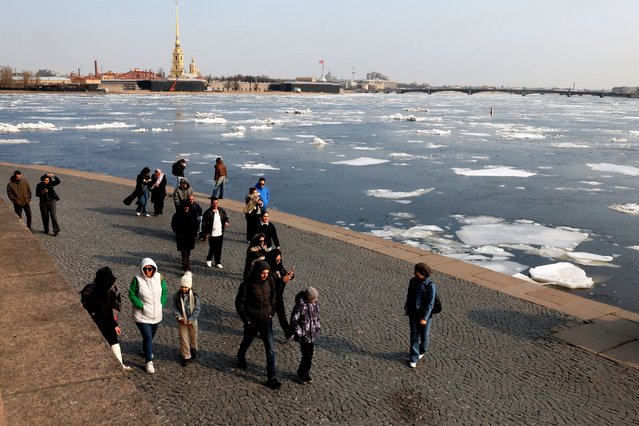 People walk along the Neva River embankment during the ice drift on a sunny day in St. Petersburg, Russia, 24 March 2025. The temperature has reached seven degrees Celsius in Russia's second-largest city. (Photo by Anatoly Maltsev/EPA/EFE)