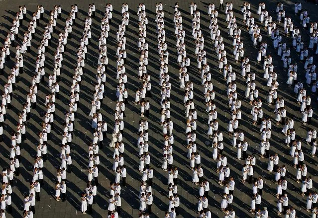 Mexicans dance to the rhythm of danzon music at the “Monumento a la Revolucion” in downtown Mexico City on October 26, 2008. More than 1000 couples danced in an attempt to break a Guinness World Record of people dancing this Cuban rhythm. (Photo by Ronaldo Schemidt/AFP Photo)