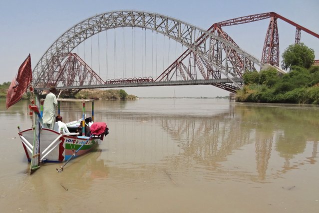 People take a boat ride in the waters of Indus River near the Lansdowne Bridge in Sukkur, in the southern Sindh province on April 28, 2025. India, furious after a deadly attack, has suspended the Indus Waters Treaty with Pakistan, with Islamabad warning any attempt to stop water flows would be considered an “act of war”. New Delhi suspended its part in the treaty after gunmen in Indian-run Kashmir targeting tourists killed 26 men on April 22. (Photo by Shahid Ali/AFP Photo)