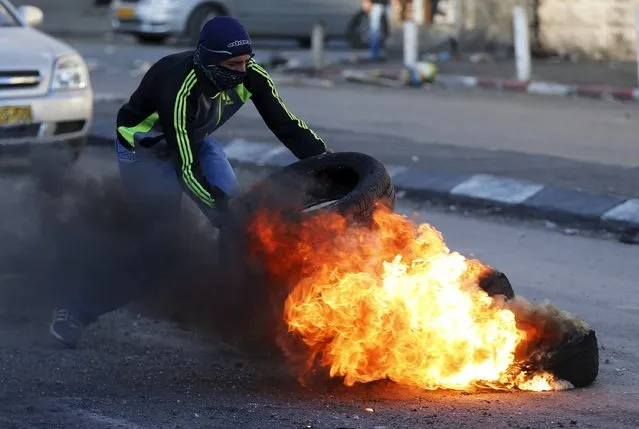 Palestinians clash with  Israeli border police during clashes at a checkpoint between Shuafat refugee camp and Jerusalem October 9, 2015. (Photo by Ammar Awad/Reuters)