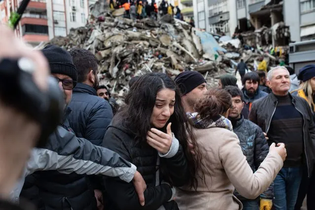 A woman reacts as rescuers search for survivors through the rubble of collapsed buildings in Adana, on February 6, 2023 after a 7,8 magnitude earthquake struck the country's south-east. The combined death toll has risen to over 1,900 for Turkey and Syria after the region's strongest quake in nearly a century. Turkey's emergency services said at least 1,121 people died in the earthquake, with another 783 confirmed fatalities in Syria. (Photo by Can Erok/AFP Photo)