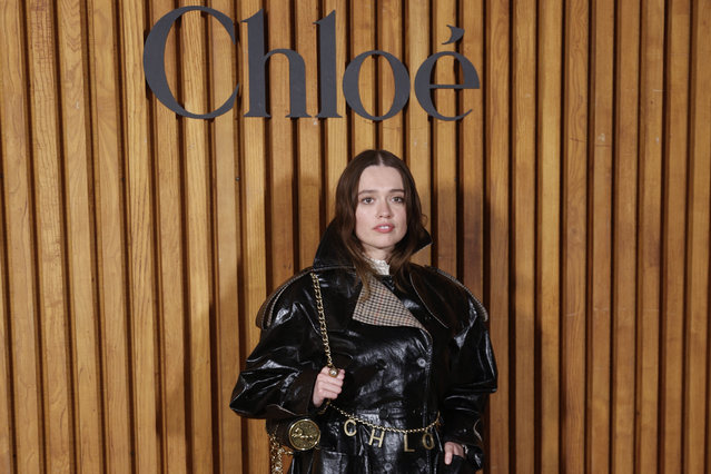 British actress Aime Lou Wood poses during a photocall ahead of the presentation of creations by Chloe for the Women Ready-to-wear Spring-Summer 2026 collection as part of the Paris Fashion Week, in Paris on October 5, 2025. (Photo by Geoffroy Van der Hasselt/AFP Photo)