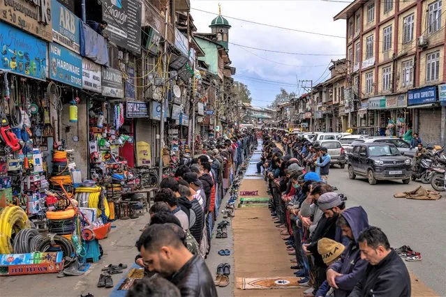 Devotees pray on the second Friday of the holy fasting month of Ramadan in Srinagar, Indian controlled, Friday, March 31, 2022. Muslims across the world are observing the holy fasting month of Ramadan, where they refrain from eating, drinking and smoking from dawn to dusk. (Photo by Dar Yasin/AP Photo)