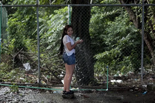 A Cuban migrant takes a shower at the border between Costa Rica and Nicaragua in Penas Blancas, Costa Rica November 17, 2015. Cubans have been making their way north from Panama to Costa Rica to Nicaragua, seeking to eventually reach the United States, where Cubans receive special treatment that welcomes them without a visa. But Nicaragua, a close ally of Cuba, closed its border with Costa Rica on Sunday to stop them. (Photo by Oswaldo Rivas/Reuters)