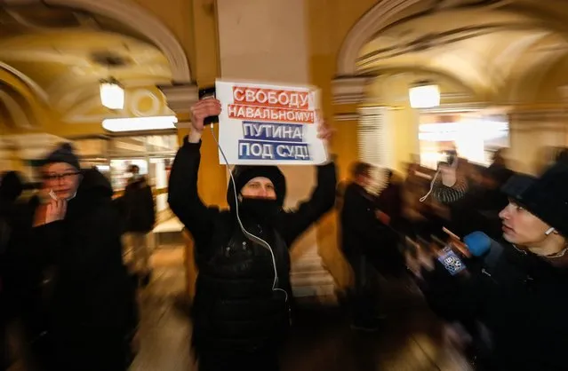 A participant of a single protest in support of Russian opposition leader and anti-corruption activist Alexei Navalny holds a poster “Freedom for Navalny, Putin on trial” in St.Petersburg, Russia, 18 January 2021. Alexei Navalny was detained after his arrival to Moscow from Germany on 17 January 2021. A Moscow judge on 18 January ruled that Navalny remains in custody for 30 days after his airport arrest. (Photo by Anatoly Maltsev/EPA/EFE)