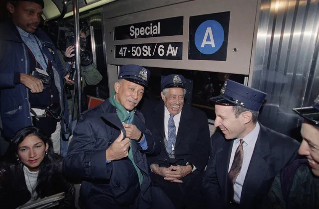 Jazz great Cab Calloway, center, jokes with New York City Mayor David Dinkins, left, and Grammy organizer Jonathan Tisch, while riding a specially designated subway train from Harlem to Radio City Music Hall as part of the Grammy Week festivities in New York, February 18, 1992. (Photo by Alex Brandon/AP Photo)