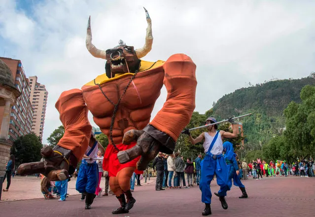 Artists belonging to a traditional “comparsa” take part in a parade commemorating 480 years of Bogota and the closing of the summer festival, in Bogota, on August 12, 2018. (Photo by Diana Sanchez/AFP Photo)