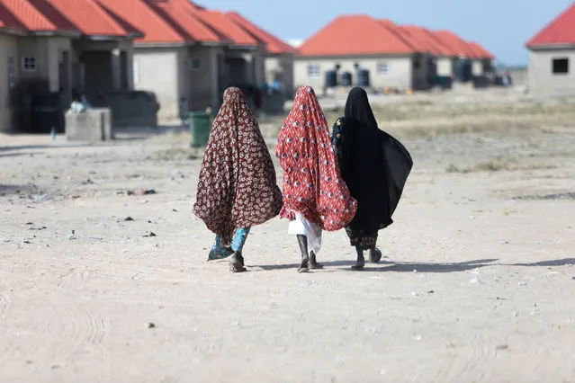 Women walk at the Bakassi camp for internally displaced people in Maiduguri, Nigeria November 29, 2016. (Photo by Afolabai Sotunde/Reuters)