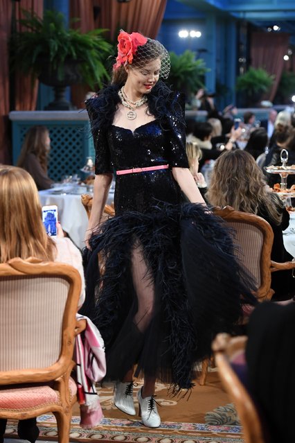 Lindsey Wixson walks the runway during “Chanel Collection des Metiers d'Art 2016/17 : Paris Cosmopolite” show on December 6, 2016 in Paris, France. (Photo by Pascal Le Segretain/Getty Images)