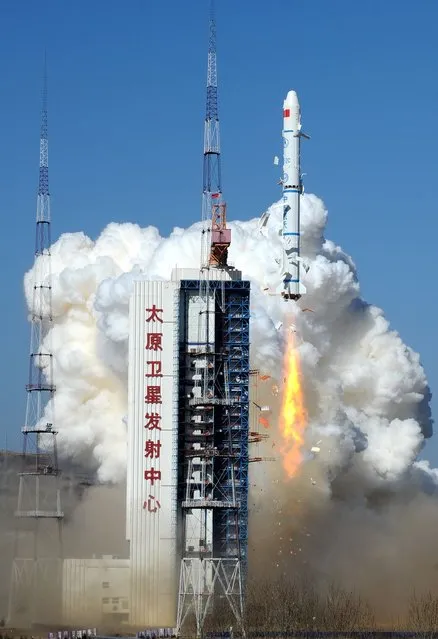 Yaogan XVIII Remote-Sensing Satellite Launched In Taiyuan, China, on Oktober 28, 2013. (Photo by Xinhua/Landov/Barcroft Media)