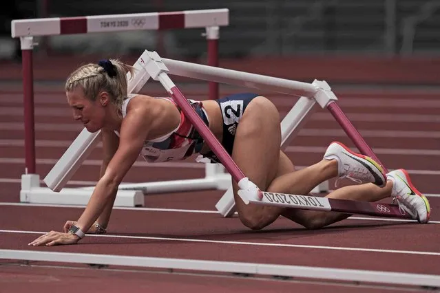 Jessie Knight, of Britain, falls during her heat of the women's 400-meter hurdles at the 2020 Summer Olympics, Saturday, July 31, 2021, in Tokyo. (Photo by Matthias Schrader/AP Photo)