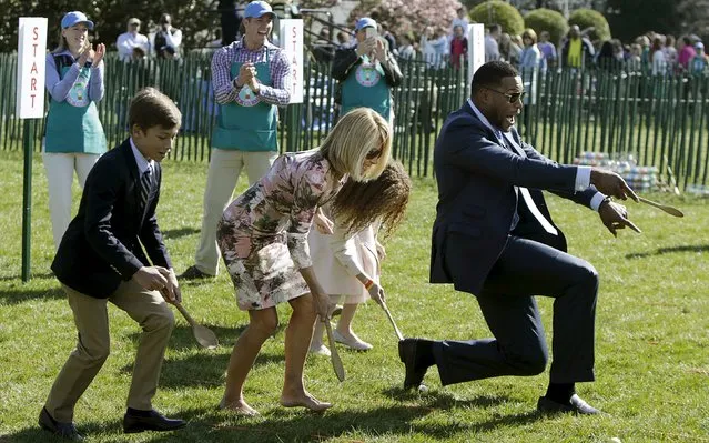 Morning talk show hosts Kelly Ripa (C) and Michael Strahan (R) participate in the annual White House Easter Egg Roll in Washington April 6, 2015. (Photo by Gary Cameron/Reuters)