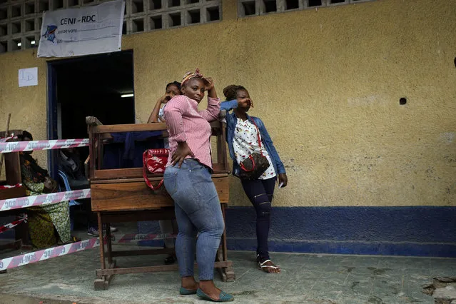 Congolese voters wait at the St. Raphael school in the Limete district of Kinshasa Sunday, December 30, 2018, for voter's listings that have not arrived. People had started to gather at 6am to cast their votes, and four hours later, vote had not started as the lists were not available. Forty million voters are registered for a presidential race plagued by years of delay and persistent rumors of lack of preparation. (Photo by Jerome Delay/AP Photo)