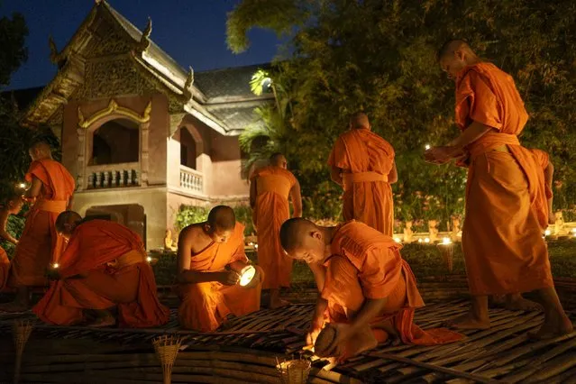 Buddhist monks light candles during Makha Bucha day at Wat Pan Tao in Chiang Mai, Thailand, February 22, 2016. (Photo by Athit Perawongmetha/Reuters)