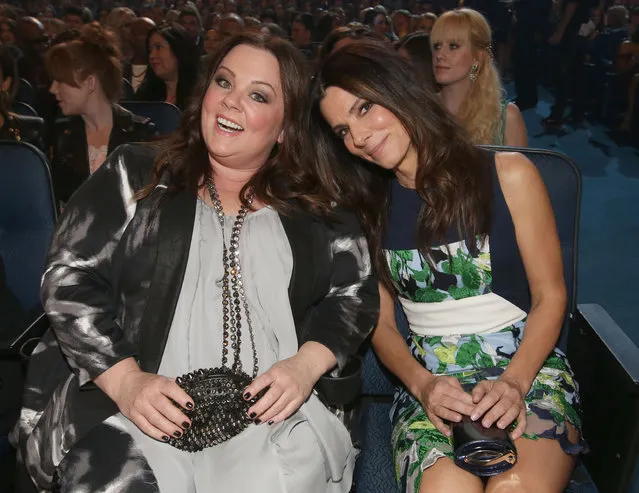 Actors Melissa McCarthy (L) and Sandra Bullock attend The 40th Annual People's Choice Awards at Nokia Theatre L.A. Live on January 8, 2014 in Los Angeles, California. (Photo by Christopher Polk/Getty Images for The People's Choice Awards)