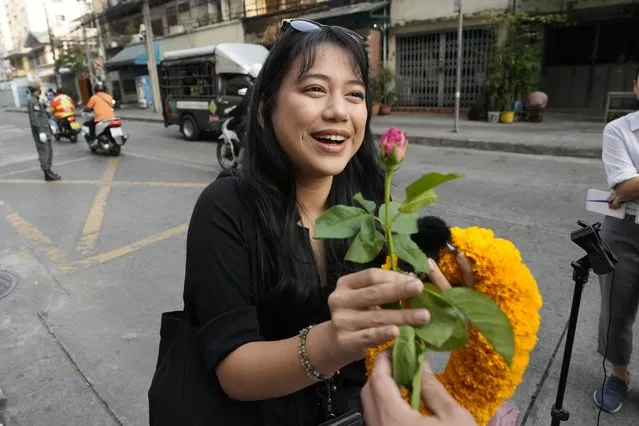 Patsaravalee Tanakitvibulpon receives a garland from her supporter on her arrival at Southern Criminal Court in Bangkok, Thailand, Wednesday, January 31, 2024. A Thai court on Wednesday convicted a prominent political activist of defaming the country’s monarchy and sentenced her to a two-year suspended jail term under a controversial law that criminalizes any perceived criticism of the royal institution. (Photo by Sakchai Lalit/AP Photo)