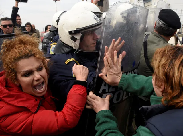 Migrants and refugees, who say that they seek to travel onward to northern Europe, scuffle with riot police officers near the town of Diavata in northern Greece, April 5, 2019. (Photo by Alexandros Avramidis/Reuters)