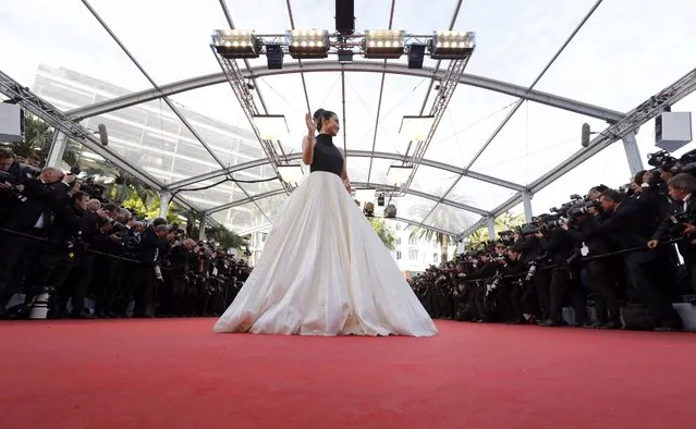 A guest poses on the red carpet as she arrives for the opening ceremony and the screening of the film “Cafe Society” out of competition during the 69th Cannes Film Festival in Cannes, France, May 11, 2016. (Photo by Regis Duvignau/Reuters)