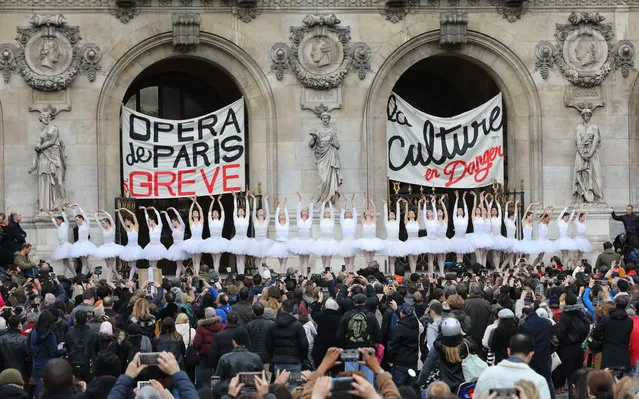 Paris Opera dancers perform in front of the Palais Garnier against the French government's plan to overhaul the country's retirement system, in Paris, on December 24, 2019. (Photo by Ludovic Marin/AFP Photo)