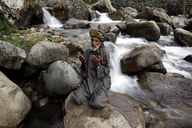 A nomadic Gujjar Muslim prays on a stone by a stream on the outskirts of Srinagar, the summer capital of Indian Kashmir, 16 June 2016. Muslims around the world celebrate the holy month of Ramadan by praying during the night time and abstaining from eating and drinking during the period between sunrise and sunset. Ramadan is the ninth month in the Islamic calendar and it is believed that the Koran’s first verse was revealed during its last 10 nights. (Photo by Farooq Khan/EPA)