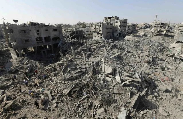 A general view of destruction in the Shejaia neighbourhood, which witnesses said was heavily hit by Israeli shelling and air strikes during an Israeli offensive, in the east of Gaza City August 1, 2014.  Israeli shelling near the southern Gaza town of Rafah killed at least 40 people on Friday, the local hospital said, as a ceasefire that went into effect only hours earlier crumbled. (Photo by Mohammed Salem/Reuters)