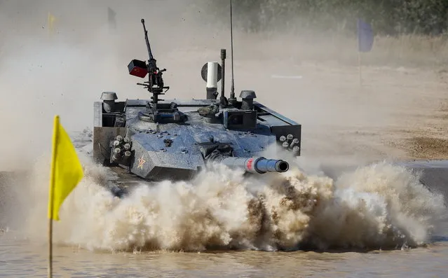 Soldiers from China on a Type 96B (ZTZ-96B) battle tank compete in an individual race during the Tank Biathlon 2022 as part of the International Army Games ARMI-2022 at the Alabino training and tactical complex outside Moscow, Russia, 17 August 2022. (Photo by Yuri Kochetkov/EPA/EFE)