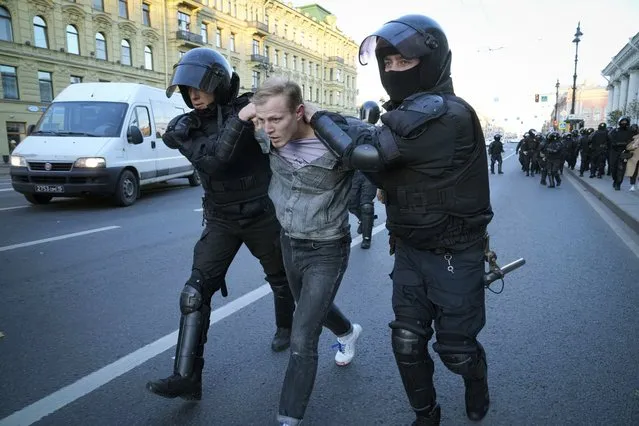Russian policemen detain a demonstrator protesting against mobilization in St. Petersburg, Russia, Saturday, September 24, 2022. (Photo by AP Photo/Stringer)