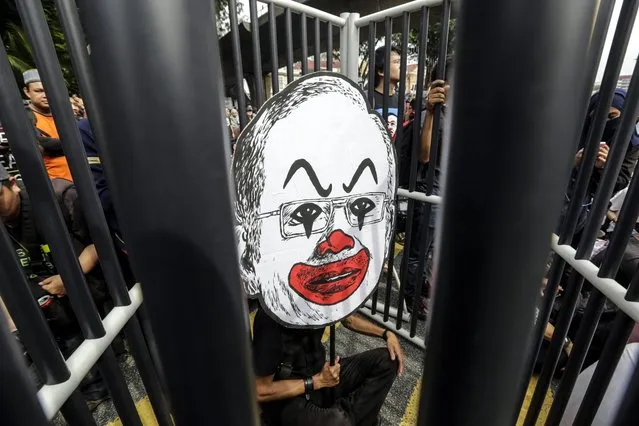 A caricature of Malaysian Prime Minister, Najib Abdul Razak is placed inside a mock jail during a rally in Kuala Lumpur, Malaysia, 27 August 2016. Malaysian activist holds a mass rally to demand the arrest of the unnamed Malaysian Official 1 (MO1) for an intercontinental corruption scheme laundering funds from the Malaysian sovereign wealth fund 1MDB. According to the proceedings, more than 3.5 billion US dollar in funds belonging to 1MDB was purportedly stolen by high-level 1MDB officials and their acquaintances from 2009 through 2015. Malaysian government-owned 1MDB was established in 2009 to bring long-term economic development to the country by promoting direct foreign investment and global partnership. (Photo by Ahmad Yusni/EPA)