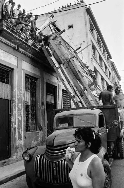 A makeshift boat is lowered from a roof where it was constructed by would-be emigrants, as they take it by truck to launch into the Straits of Florida towards the U.S., on the last day of the 1994 Cuban raft exodus in Havana, in this September 13, 1994 file photo. (Photo by Rolando Pujol Rodriguez/Reuters)