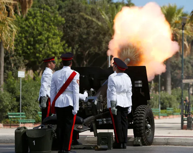 Armed Forces of Malta artillery soldiers fire a gun salute during a ceremony marking the 52nd anniversary of Malta's independence, in Floriana, outside Valletta, Malta, September 21, 2016. The former British colony achieved independence in 1964. (Photo by Darrin Zammit Lupi/Reuters)