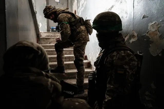 Ukrainian servicemen of the State Border Guard Service wait for an order to move to the mortar position at the entrance of the shelter in Bakhmut on February 16, 2023, as the head of Russia's mercenary outfit Wagner said it could take months to capture the embattled Ukraine city and slammed Moscow's “monstrous bureaucracy” for slowing military gains. (Photo by Yasuyoshi Chiba/AFP Photo)