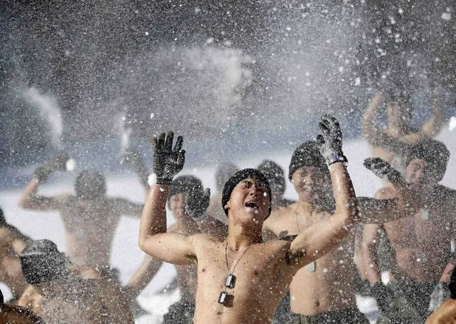 Shirtless members of the South Korean Special Warfare Forces hurl snow during a winter exercise in Pyeongchang January 8, 2015. North Korean leader Kim Jong Un said there was “no reason” not to hold a high-level summit with neighbouring South Korea, speaking in a New Year's address broadcast by state media last Thursday. (Photo by Kim Hong-Ji/Reuters)