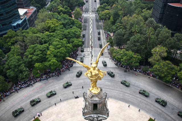 In this aerial view members of the Mexican armed forces participate in the military parade for the 214th anniversary of Independence Day at the Angel de la Independencia roundabout in Mexico City on September 16, 2024. (Photo by Rodrigo Oropeza/AFP Photo)