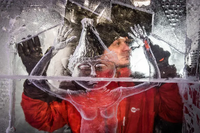 A picture made available on 21 November 2016 shows Lithuanian Donatas Mockus carving an ice sculpture as part of the carnival tradition of Mainz, Germany, 16 November 2016. The art piece will be part of the ice sculpture show “Eiswelt” (Ice World), which will be shown from 26 November 2016 until 15 January 2017 near the main station. (Photo by Frank Rumpenhorst/EPA)
