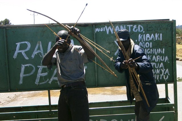 Opposition supporters brandish their bows at a roadblock on the route to Eldoret in this January 3, 2008 file photo. Prosecutors at the International Criminal Court will focus on weight of evidence to seek a post-election violence conviction against Kenyan Deputy President William Ruto, one of them said on January 12, 2016, after multiple witnesses withdrew their testimony. (Photo by Tim Cocks/Reuters)
